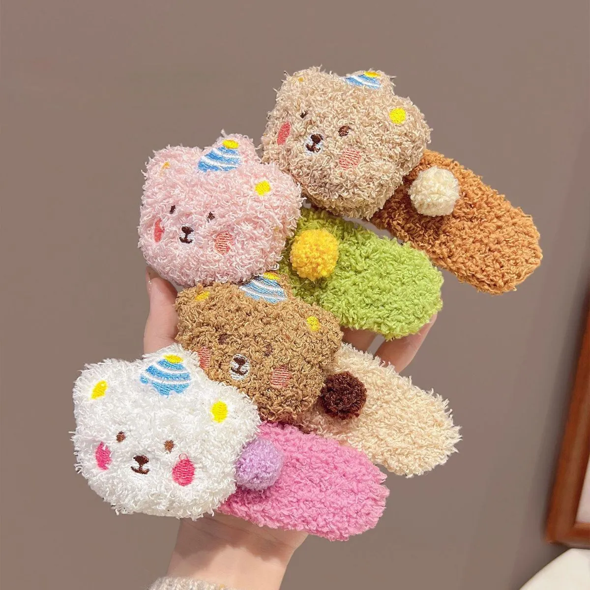 Cute Plush Bear Claw Clip for Women & Kids – Safe Back-of-Head Bun Hair Grip, Non-Poking Duckbill Alligator Clip, Fall Winter Hair Accessory